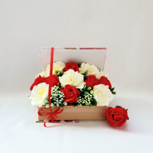 aranjament floral in cutie carte 15793