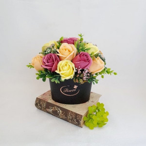 Aranjament din flori de sapun-cutie de carton ovala (cod 14983