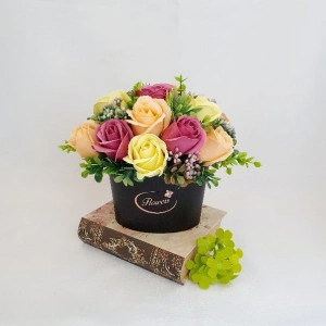 Aranjament din flori de sapun-cutie de carton ovala (cod 1498)