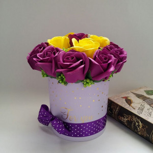  Aranjament floral din flori de sapun in cutie cilindrica 10