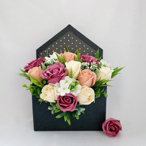 Poza aranjament floral-cutie plic (cod 1603)-4