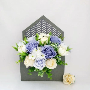 Aranjament floral-cutie plic (cod 1609)
