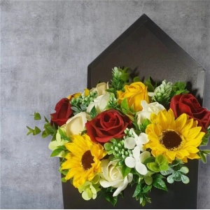 Aranjament floral-cutie plic (cod 2234)
