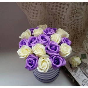 aranjament floral  din flori de sapun lila si crem 3
