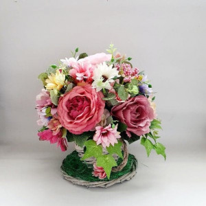 Aranjament floral din trandafiri in cos tip cana cu farfurie (cod 1404) 2