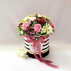 Poza Aranjament floral in cutie cilindrica  (cod 1650)4