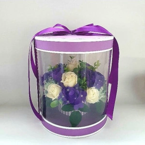 Aranjament floral in cutie cilindrica transparenta lila (cod1342)