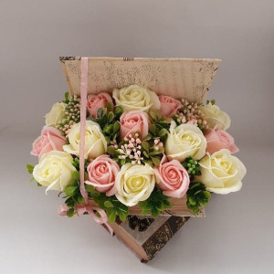 Aranjament floral in cutie tip carte (cod1339) 2