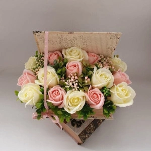 Aranjament floral in cutie tip carte (cod1339) 2