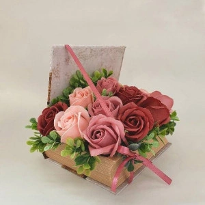 Aranjament floral in cutie tip carte (cod1348) 5