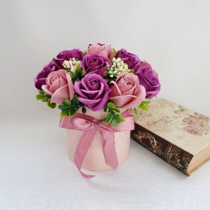 Aranjament floral- trandafiri de sapun marsala si roz prafuit (cod 1428) 4