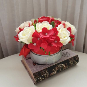 Aranjament flori de sapun-rosu si crem-cutie rotunda (cod 1233) 3