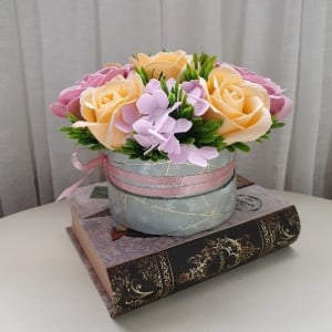 Aranjament flori de sapun -roz prafuit si somon (cod 1213)1
