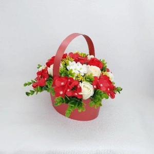 Cos de carton cu trandafiri si hortensii de sapun (cod 1465) 10001