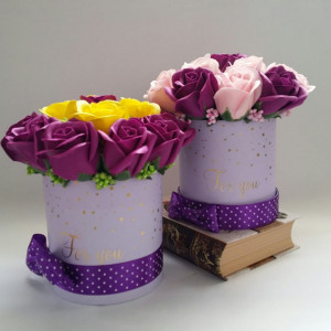  Aranjament floral din flori de sapun in cutie cilindrica 11