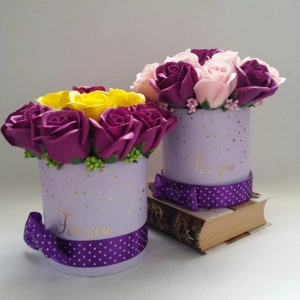  Aranjament floral din flori de sapun in cutie cilindrica 11