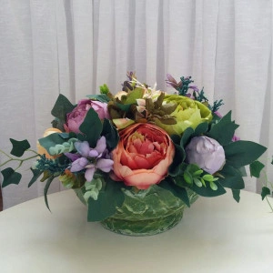Aranjament floral din bujori in vas de ceramica (cod 1176)