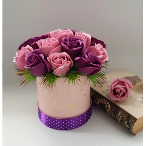Aranjament floral din trandafiri de sapun in cutie cilindrica (cod 1051)