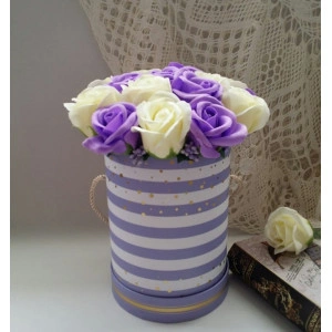 aranjament floral  din flori de sapun lila si crem 4
