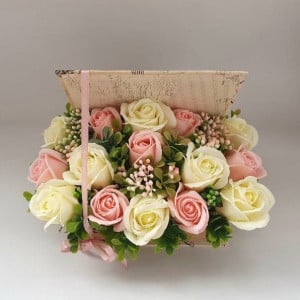 Aranjament floral in cutie tip carte (cod1339) 3