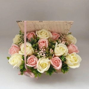Aranjament floral in cutie tip carte (cod1339) 3