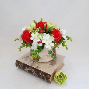 Aranjament floral-rosu si alb "Trifoi si buburuze" (cod 1485) 2003