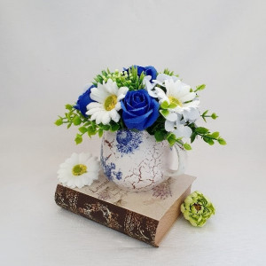Aranjament floral- trandafiri albastri si margarete (cod 1487) 5001