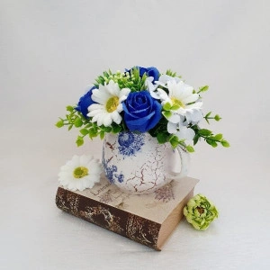 Aranjament floral- trandafiri albastri si margarete (cod 1487) 5001