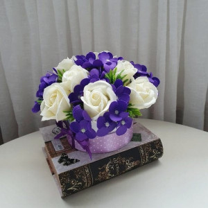 Aranjament flori de sapun violet si crem-cutie rotunda (cod 1228) 1