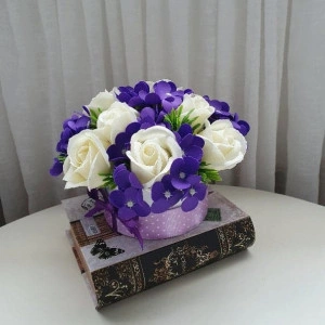 Aranjament flori de sapun violet si crem-cutie rotunda (cod 1228) 1