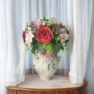 Aranjament pentru 8 Martie cu flori de sapun in cana ceramica (cod 2263)