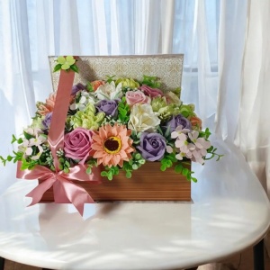 Aranjament pentru 8 Martie -cutie carte (cod 2190)poza7