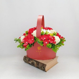 Cos de carton cu trandafiri si hortensii de sapun (cod 1465) 10002