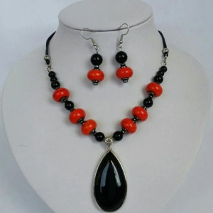 Set din margele de howlite abacus, onix si pandantiv carnelian