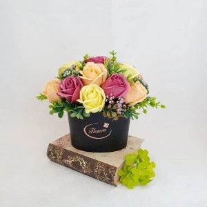 Aranjament din flori de sapun-cutie de carton ovala (cod 14985