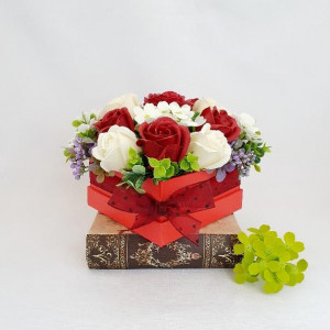 Aranjament din flori de sapun -cutie patrata rosie  (cod 15053