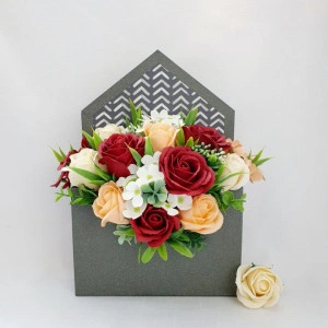 Aranjament floral-cutie plic (cod 1604)