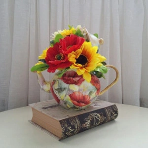 Aranjament floral din maci si floarea soarelui- ceainic (cod 1174)
