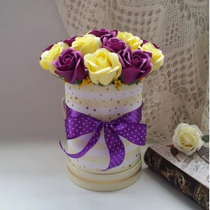 Aranjament floral din trandafiri de sapun in cutie cilindrica (cod 1091)