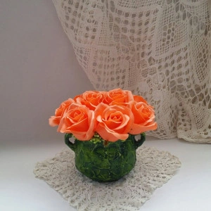 Aranjament floral din trandafiri de sapun somon in ghiveci ceramica (cod 1093)