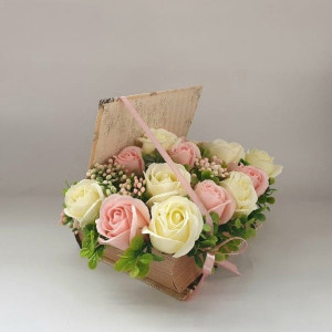 Aranjament floral in cutie tip carte (cod1339) 4