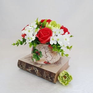 Aranjament floral-rosu si alb "Trifoi si buburuze" (cod 1485) 2004