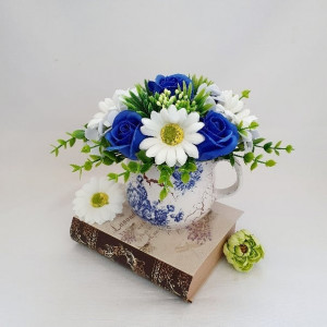 Aranjament floral- trandafiri albastri si margarete (cod 1487) 5002