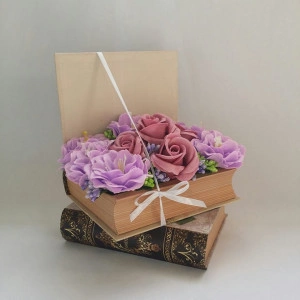 aranjament flori de sapun in cutie tip carte 3