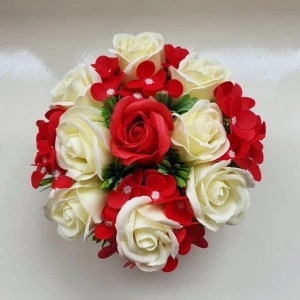 Aranjament flori de sapun-rosu si crem-cutie rotunda (cod 1233) 5