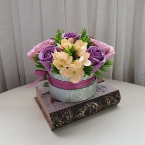 Aranjament flori de sapun roz si mov-cutie rotunda (cod 1214)7
