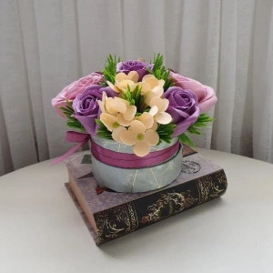 Aranjament flori de sapun roz si mov-cutie rotunda (cod 1214)7