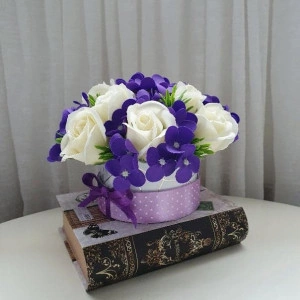 Aranjament flori de sapun violet si crem-cutie rotunda (cod 1228)