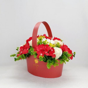 Cos de carton cu trandafiri si hortensii de sapun (cod 1465) 10003