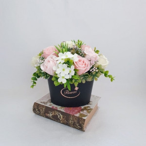 Aranjament din flori de sapun-cutie de carton (cod 1479)300